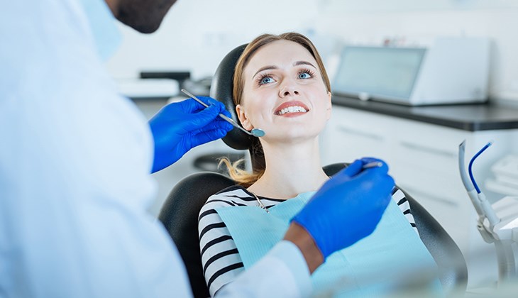 Eine Frau bei einem Zahnarztbesuch