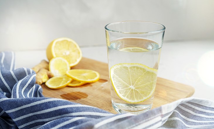 Ein Glas Wasser mit Zitrone