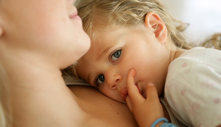 Ein Kind liegt in den Armen der Mutter