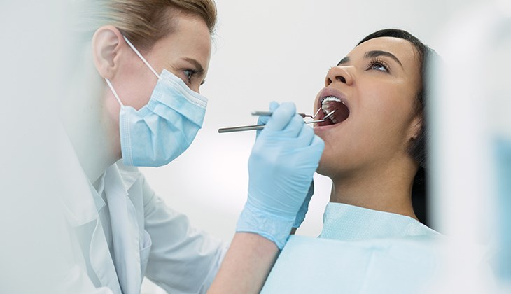 Eine Frau wird von einer Zahnaerztin behandelt