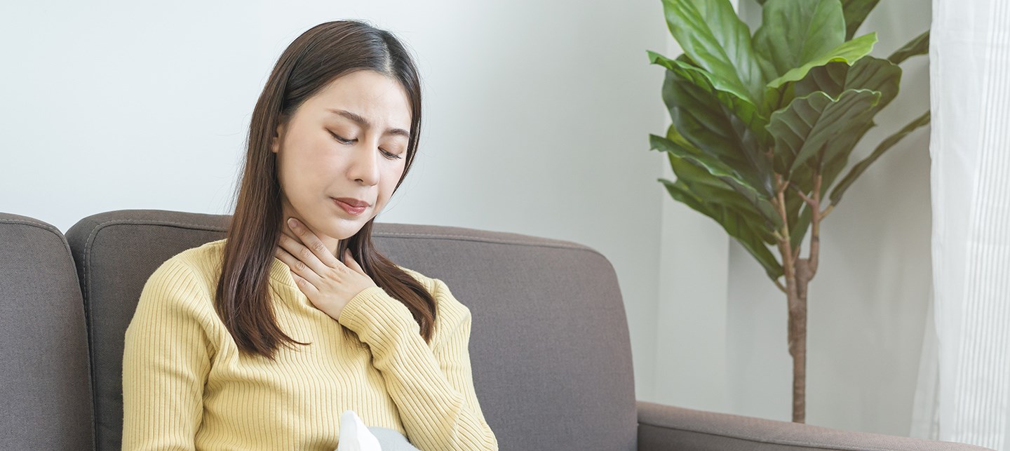 Frau mit einseitigen Halsschmerzen