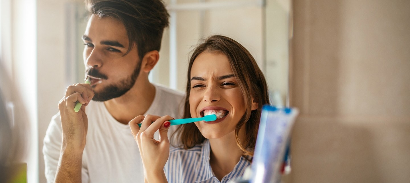 Ein Paar achtet auf die Mundhygiene